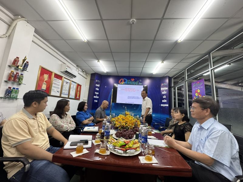 TS. L&ecirc; Văn Giang, Chủ tịch Hội VINAFOSA l&agrave;m việc tại c&ocirc;ng ty.