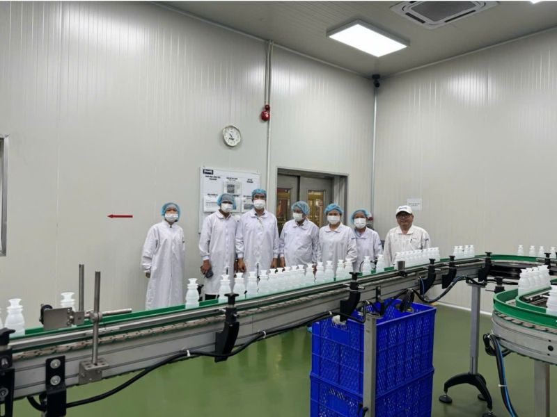 Đo&agrave;n tham quan d&acirc;y chuyền sản xuất nh&agrave; m&aacute;y