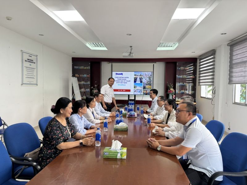 TS. L&ecirc; Văn Giang c&ugrave;ng đo&agrave;n l&agrave;m việc tại c&ocirc;ng ty