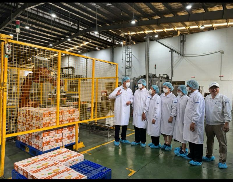 Đo&agrave;n tham quan khu sản xuất nh&agrave; m&aacute;y