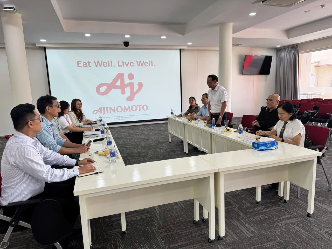 TS. L&ecirc; Văn Giang &ndash; Chủ tịch Hội l&agrave;m việc với đo&agrave;n tại c&ocirc;ng ty.