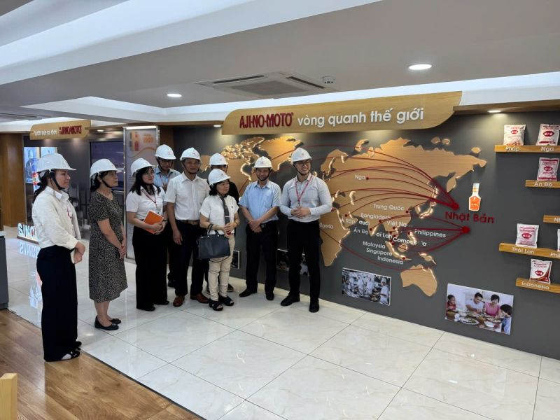 Đo&agrave;n tham quan tại khu sản xuất của nh&agrave; m&aacute;y.