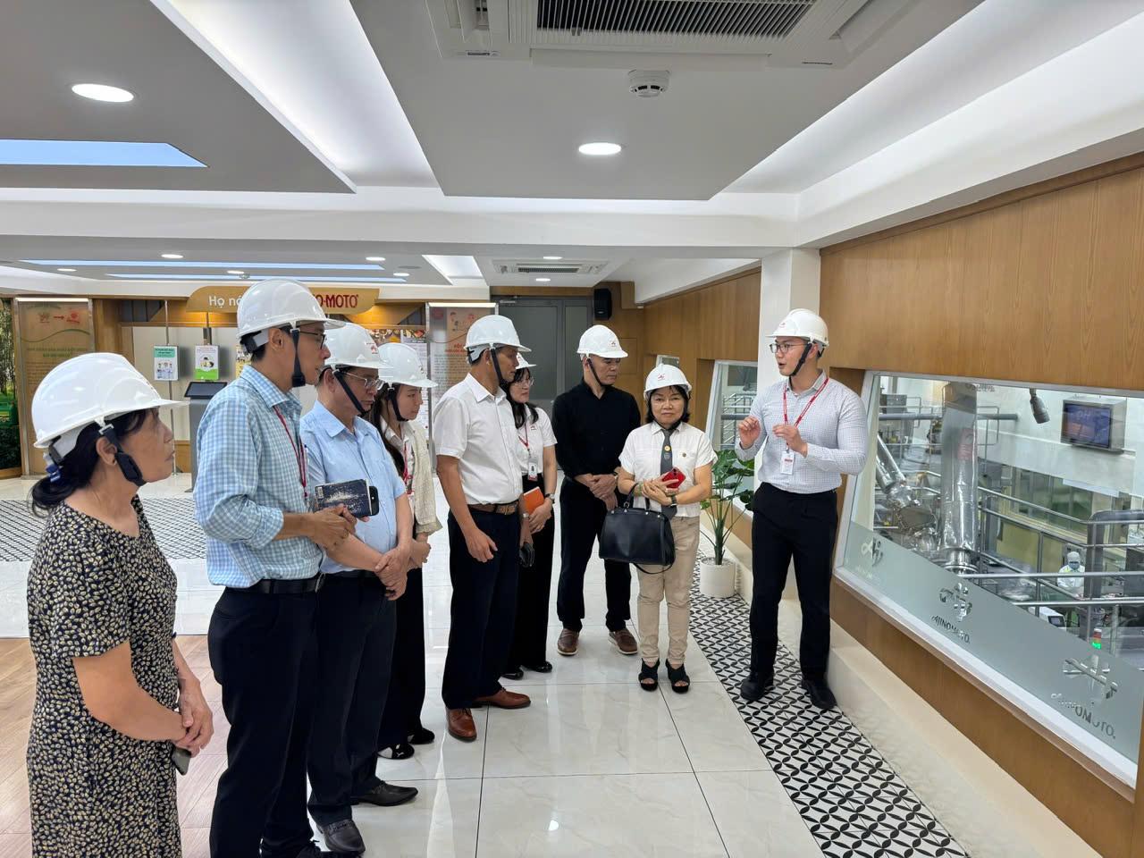 Đo&agrave;n tham quan quy tr&igrave;nh kiểm so&aacute;t chất lượng v&agrave; hệ thống quản l&yacute; an to&agrave;n thực phẩm đang được doanh nghiệp &aacute;p dụng.