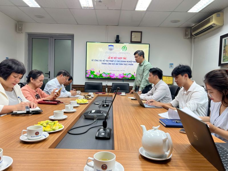 TS. Trần Minh Sơn, Gi&aacute;m đốc Trung t&acirc;m Hỗ trợ ph&aacute;p l&yacute; cho doanh nghiệp nhỏ v&agrave; vừa ph&aacute;t biểu tại buổi lễ k&yacute; kết
