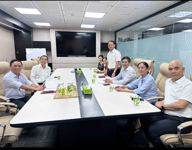 TS. L&ecirc; Văn Giang, Chủ tịch Hội chia sẻ th&ocirc;ng tin tại buổi l&agrave;m việc.