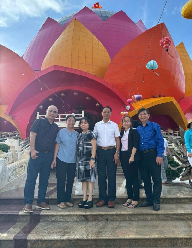 Đo&agrave;n c&ocirc;ng t&aacute;c Hội Khoa học Kỹ thuật An to&agrave;n thực phẩm Việt Nam (Vinafosa) do TS. L&ecirc; Văn Giang, Chủ tịch Hội dẫn đầu l&agrave;m việc với l&atilde;nh đạo C&ocirc;ng ty TNHH Chế biến thực phẩm B&aacute;nh p&iacute;a - Lạp xưởng T&acirc;n Hu&ecirc; Vi&ecirc;n tại TP. Cần Thơ.