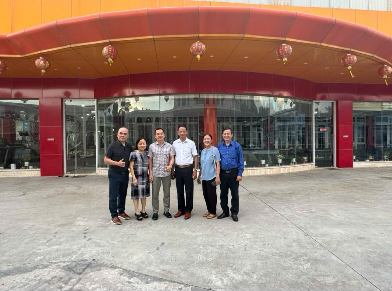 Đại diện Vinafosa v&agrave; C&ocirc;ng ty T&acirc;n Hu&ecirc; Vi&ecirc;n chụp ảnh lưu niệm, khẳng định quyết t&acirc;m tăng cường hợp t&aacute;c v&igrave; sự ph&aacute;t triển bền vững của ng&agrave;nh thực phẩm Việt Nam.