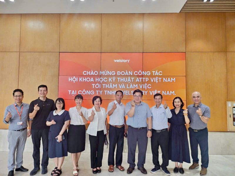 Đo&agrave;n c&ocirc;ng t&aacute;c VINAFOSA chụp ảnh lưu niệm c&ugrave;ng đại diện Welstory Việt Nam.