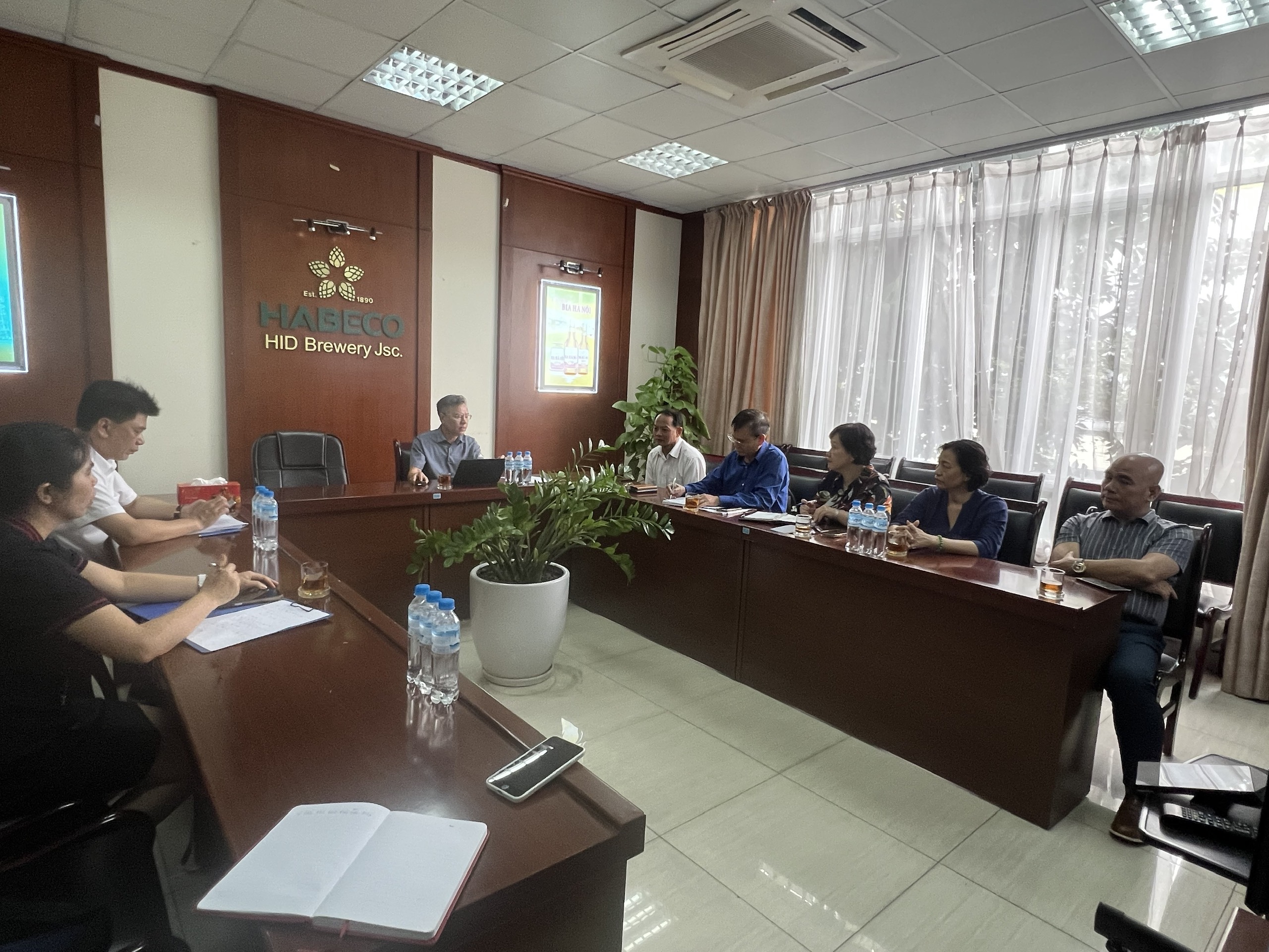 Đo&agrave;n c&ocirc;ng t&aacute;c l&agrave;m việc với C&ocirc;ng ty CP đầu tư ph&aacute;t triển c&ocirc;ng nghệ Bia &ndash; Rượu &ndash; Nước giải kh&aacute;t H&agrave; Nội, Chi nh&aacute;nh Hưng Y&ecirc;n.