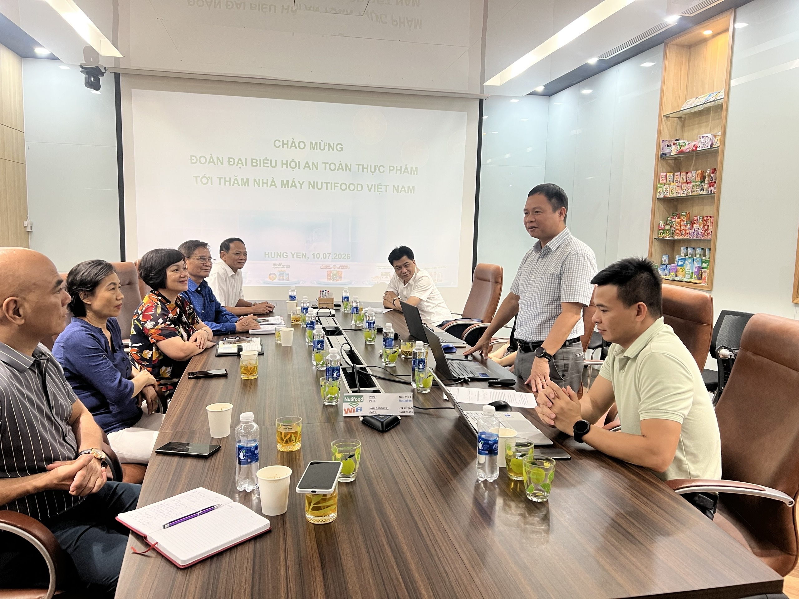 &Ocirc;ng L&ecirc; Văn Huy gi&aacute;m đốc nh&agrave; m&aacute;y Nutifood trao đổi về c&ocirc;ng t&aacute;c quản l&yacute; chất lượng, an to&agrave;n thực phẩm v&agrave; c&aacute;c định hướng hợp t&aacute;c trong thời gian tới.