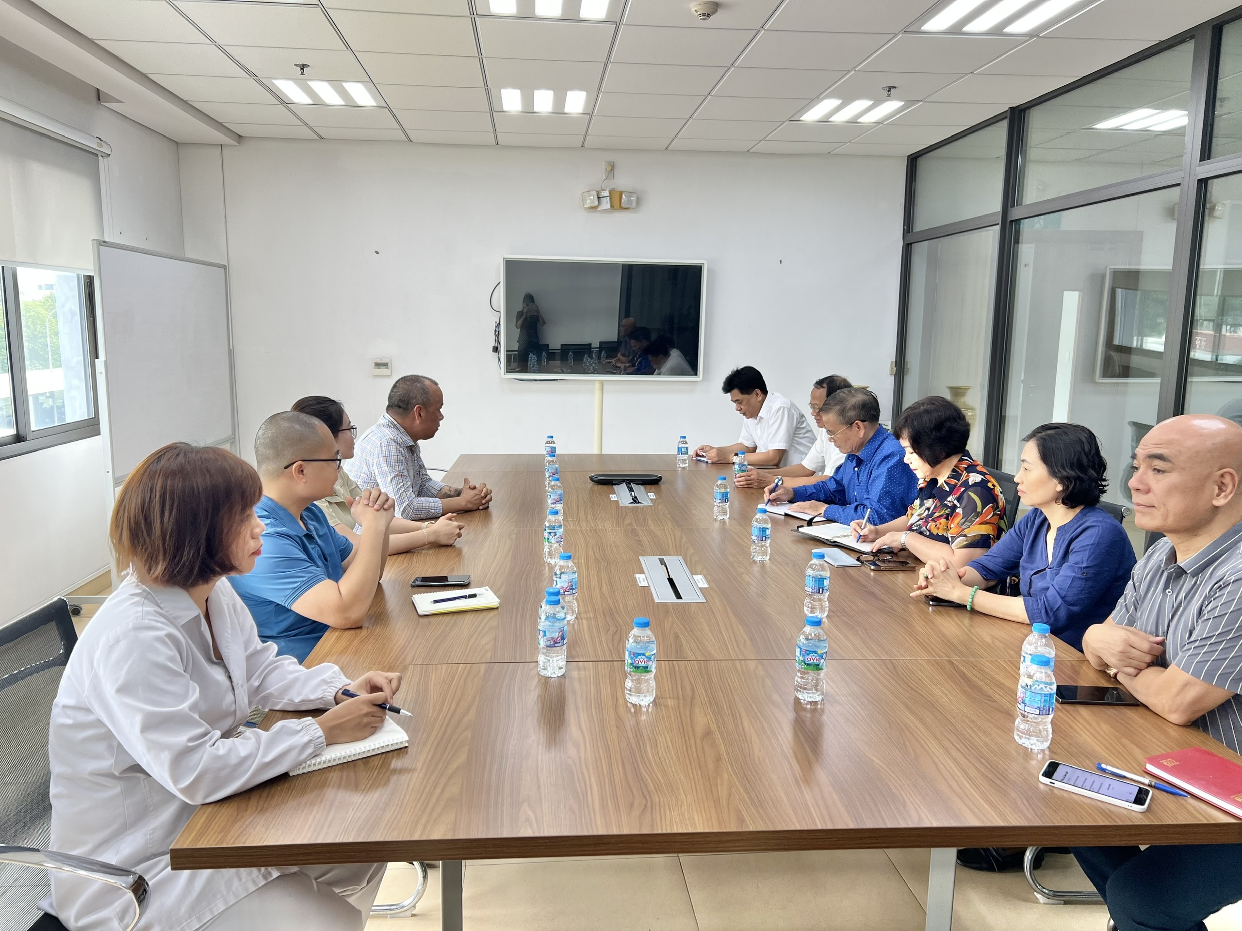 Đo&agrave;n c&ocirc;ng t&aacute;c Hội Khoa học Kỹ thuật An to&agrave;n thực phẩm Việt Nam v&agrave; l&atilde;nh đạo Nh&agrave; m&aacute;y Uniben Hưng Y&ecirc;n trao đổi về định hướng hợp t&aacute;c trong lĩnh vực an to&agrave;n thực phẩm v&agrave; ph&aacute;t triển bền vững.