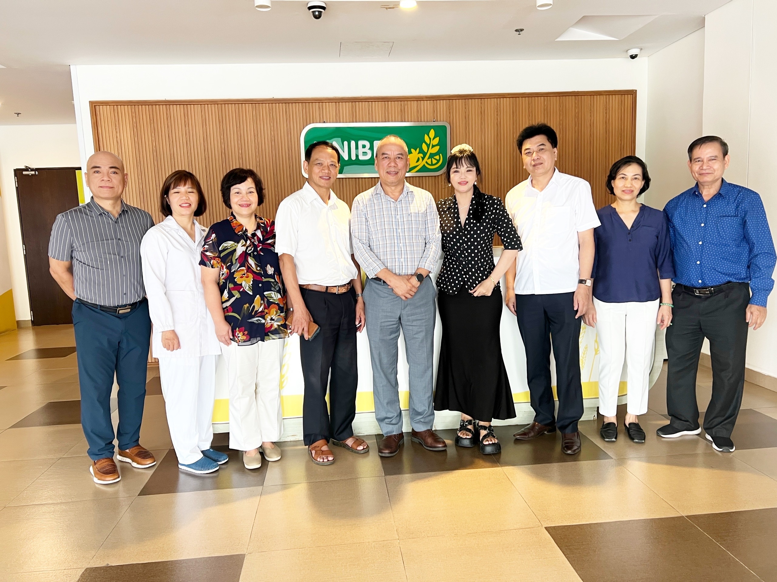 Đo&agrave;n c&ocirc;ng t&aacute;c chụp ảnh lưu niệm tại nh&agrave; m&aacute;y Uniben.