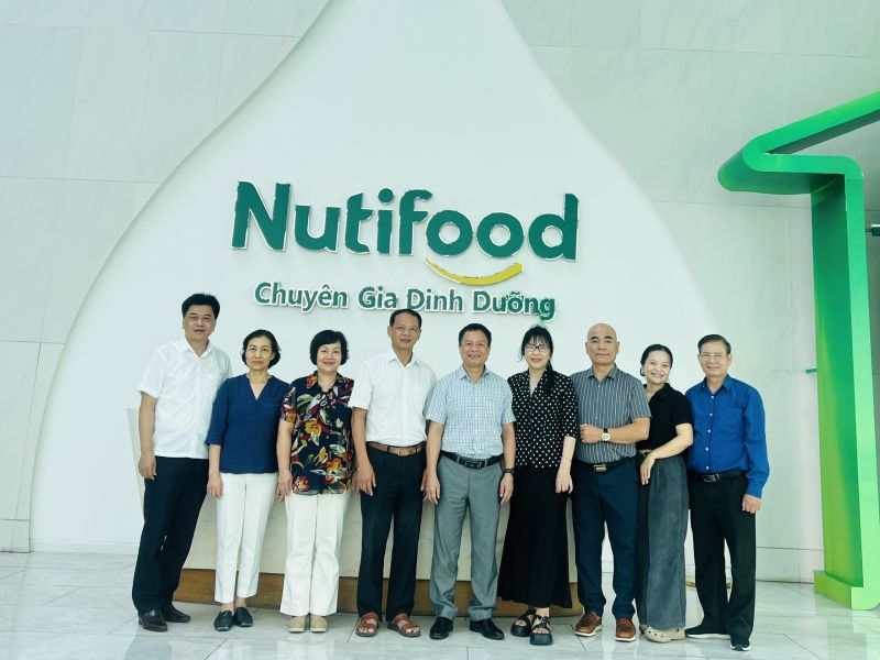 Đo&agrave;n c&ocirc;ng t&aacute;c chụp ảnh lưu niệm tại nh&agrave; m&aacute;y Nutifood.