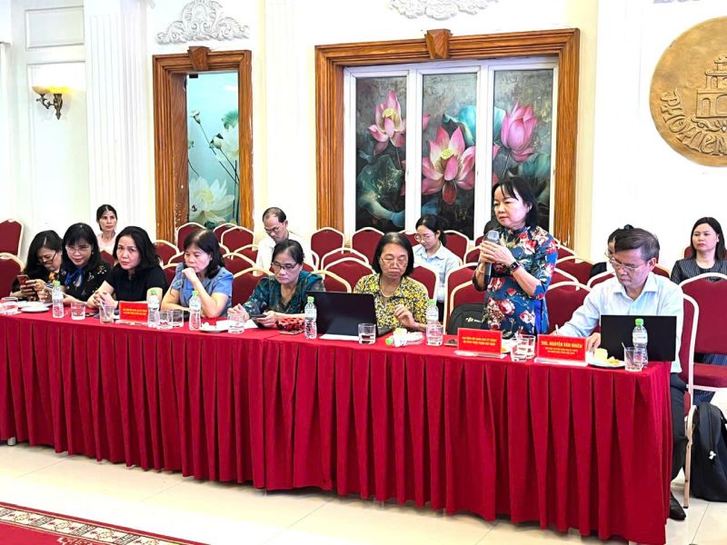 Luật sư, nh&agrave; b&aacute;o Nguyễn Thị Sinh chia sẻ tại hội nghị