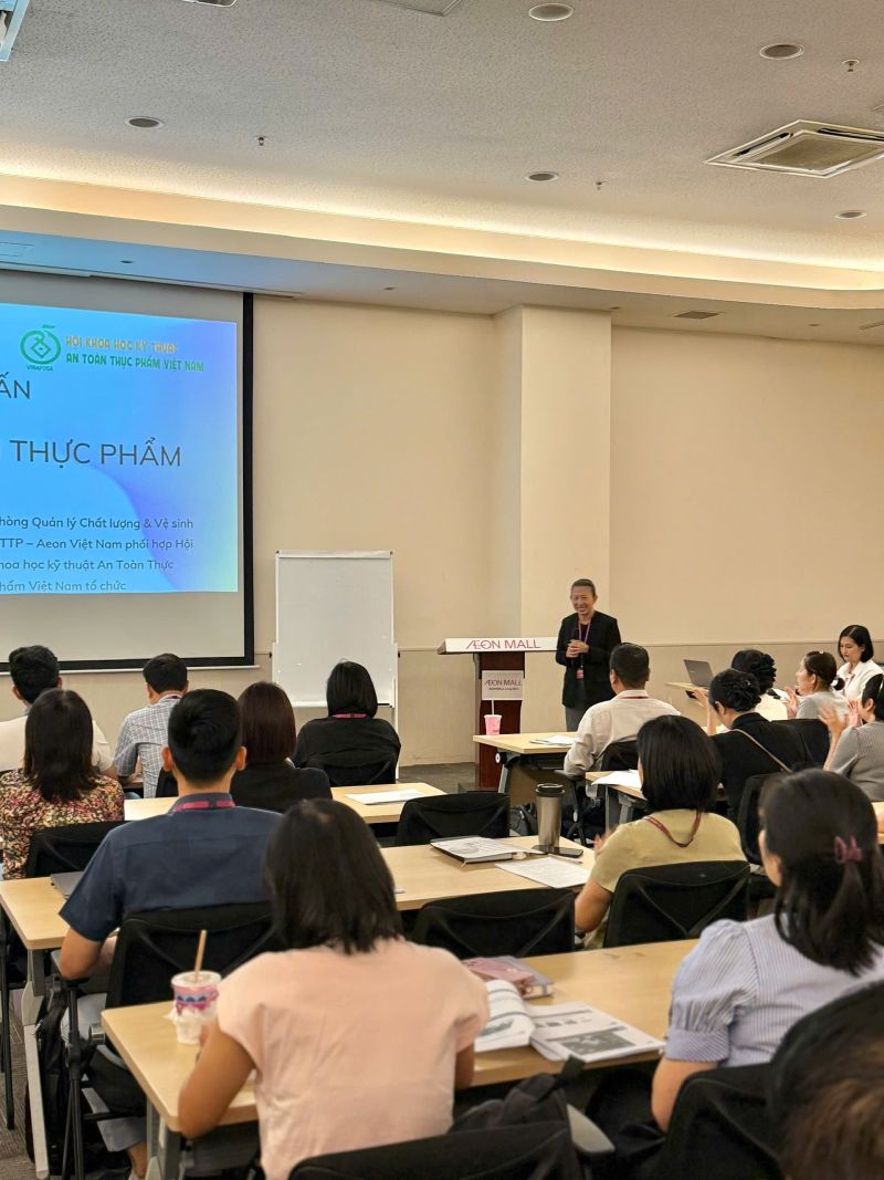 TS. Nguyễn Thị Giang chia sẻ chuy&ecirc;n đề về kiểm so&aacute;t mối nguy an to&agrave;n thực phẩm, nhấn mạnh việc quản l&yacute; rủi ro xuy&ecirc;n suốt to&agrave;n bộ chuỗi cung ứng. AEON VN Bài viết.