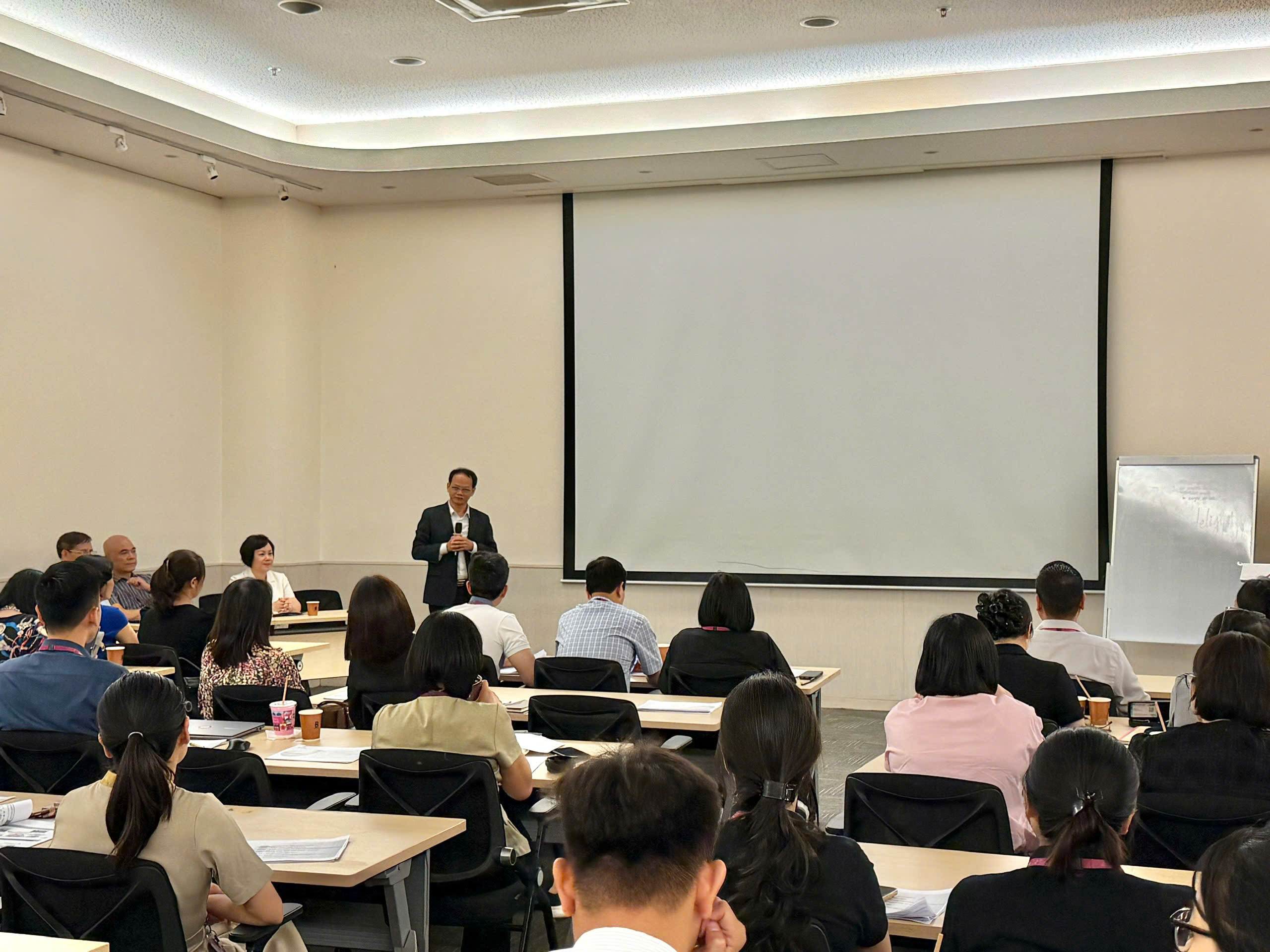 TS. L&ecirc; Văn Giang giới thiệu vai tr&ograve; của VINAFOSA trong kết nối doanh nghiệp, nh&agrave; khoa học v&agrave; hệ thống ph&acirc;n phối nhằm n&acirc;ng cao năng lực bảo đảm an to&agrave;n thực phẩm.