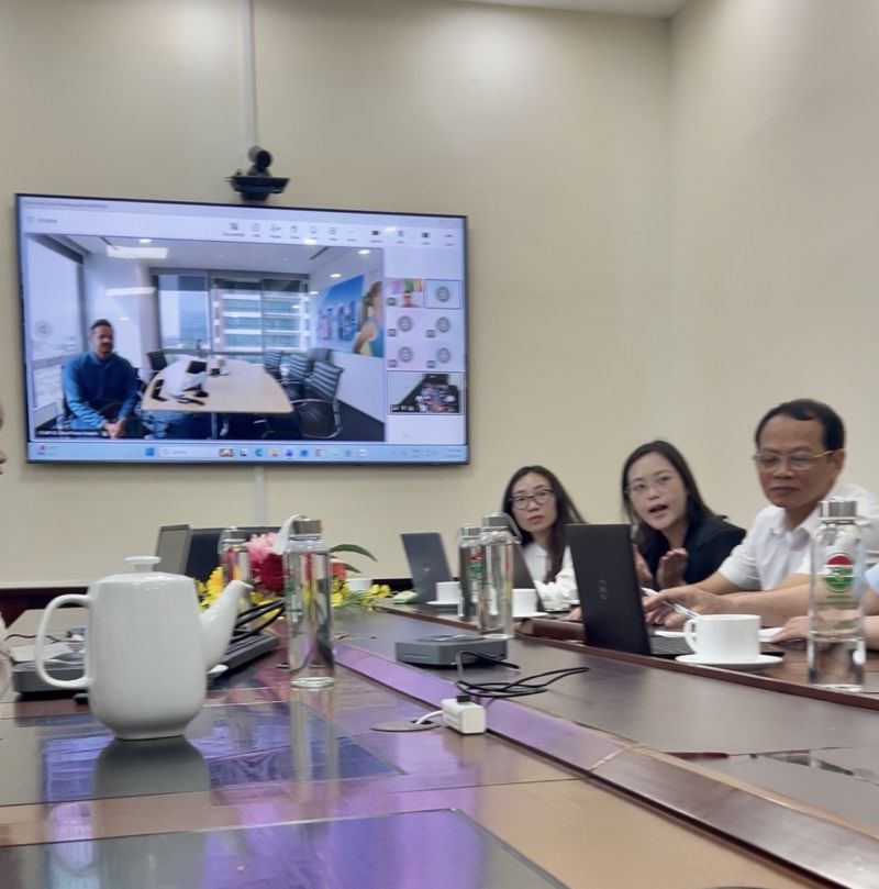 TS. L&ecirc; Văn Giang, Chủ tịch VINAFOSA ph&aacute;t biểu tại buổi l&agrave;m việc, giới thiệu về hoạt động của Hội v&agrave; định hướng hợp t&aacute;c với Tetra Pak.
