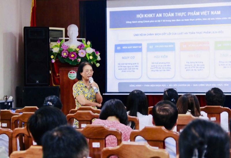 ThS. Phạm Thị Ngọc &ndash; Trưởng Ban Tư vấn, Phản biện VINAFOSA tr&igrave;nh b&agrave;y tham luận đ&oacute;ng g&oacute;p &yacute; kiến đối với Dự thảo Luật.