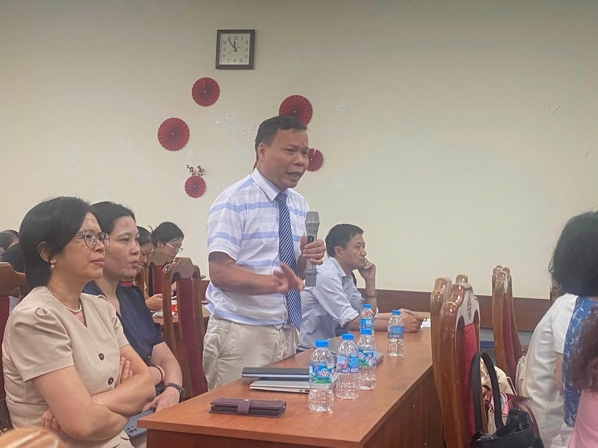 ThS. Dược sĩ Nguyễn Hồng Uy &ndash; Th&agrave;nh vi&ecirc;n Ban Chấp h&agrave;nh VINAFOSA, Gi&aacute;m đốc Đăng k&yacute; v&agrave; Ngoại vụ (Head of Regulatory Affairs/Government Affairs) cũng tr&igrave;nh b&agrave;y tham luận, đ&oacute;ng g&oacute;p g&oacute;c nh&igrave;n từ thực tiễn hoạt động chuy&ecirc;n m&ocirc;n, ph&aacute;p l&yacute; v&agrave; đăng k&yacute; trong lĩnh vực li&ecirc;n quan.