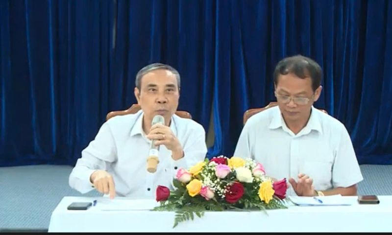 GS TS. Nguyễn C&ocirc;ng Khẩn Nguy&ecirc;n Cục trưởng Cục An To&agrave;n Thực Phẩm ph&oacute; chủ tịch Hội, c&ugrave;ng TS L&ecirc; Văn Giang chủ tr&igrave; điều h&agrave;nh hội thảo.