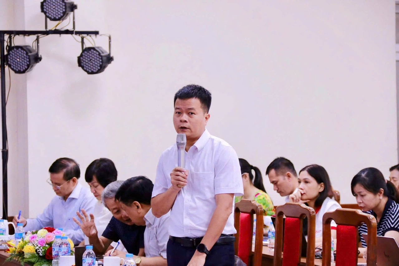 Ph&oacute; GS, TS Trần Cao Sơn, ph&oacute; Viện trưởng Viện Kiểm Nghiệm An to&agrave;n Vệ sinh Thực phẩm Quốc gia  tham luận &yacute; kiến trong hội thảo.