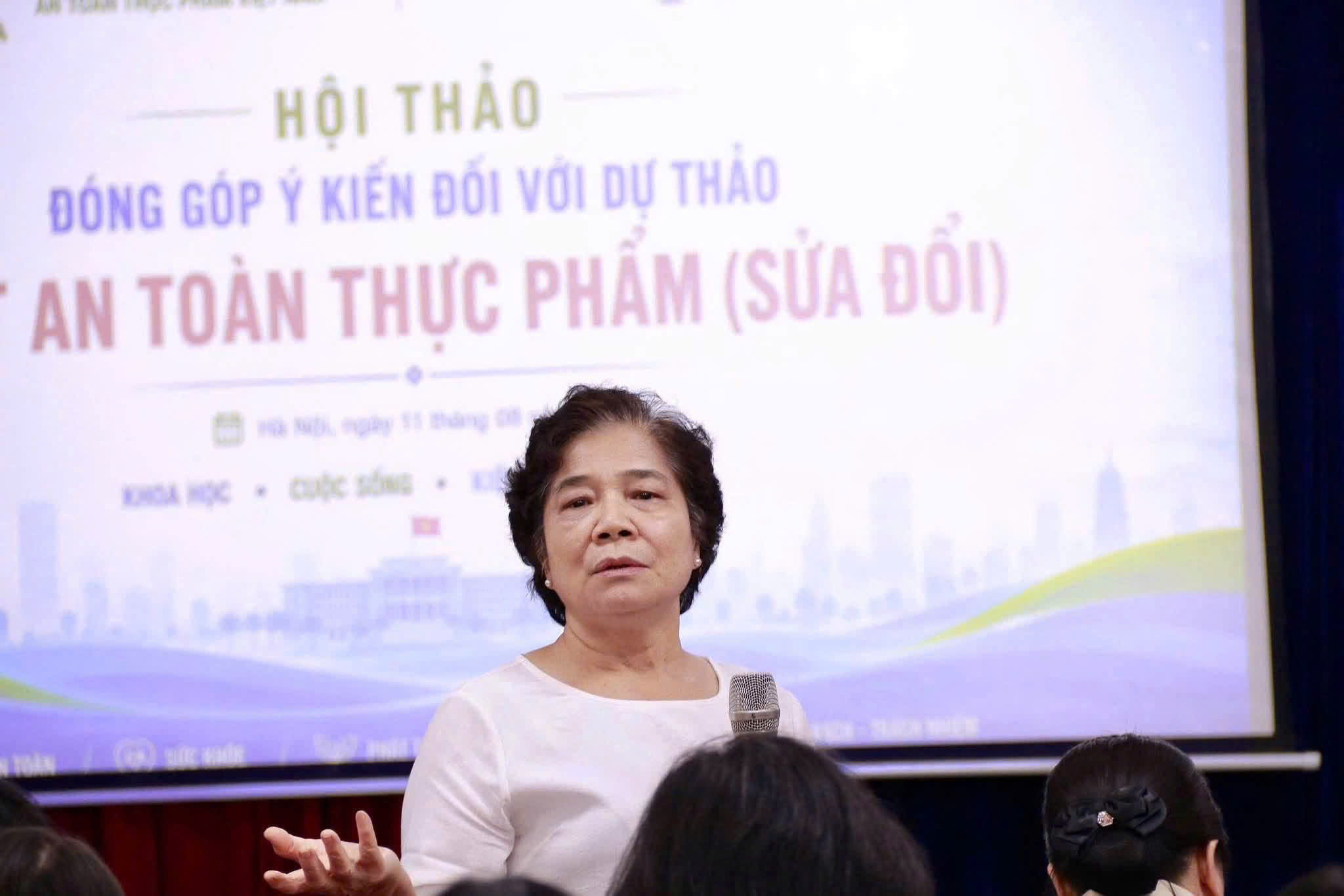 B&agrave; Trần Thị Dung &ndash; Ph&oacute; Chủ tịch ki&ecirc;m Tổng Thư k&yacute; Hiệp hội Nước mắm Truyền thống Việt Nam tr&igrave;nh b&agrave;y tham luận, phản &aacute;nh những vấn đề thực tiễn của ng&agrave;nh h&agrave;ng nước mắm truyền thống.