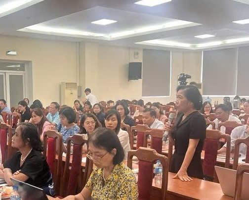 PGS.TS. L&ecirc; Bạch Mai &ndash; Th&agrave;nh vi&ecirc;n Ban Chấp h&agrave;nh VINAFOSA, nguy&ecirc;n Viện ph&oacute; Viện Dinh dưỡng Quốc gia tham gia tham luận, đưa ra những &yacute; kiến chuy&ecirc;n m&ocirc;n li&ecirc;n quan đến dinh dưỡng v&agrave; an to&agrave;n thực phẩm.