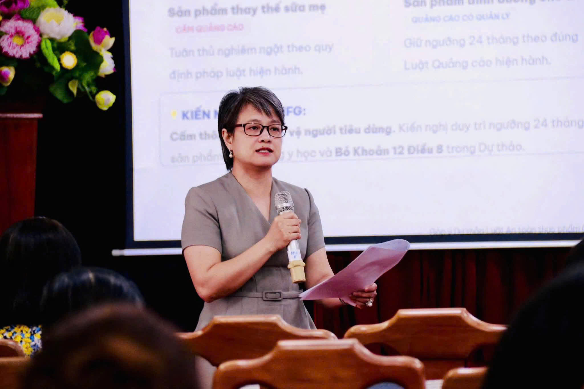 Trong khi đ&oacute;, b&agrave; Trần Ngọc &Aacute;nh &ndash; đại diện Tiểu ban Thực phẩm Dinh dưỡng, Hiệp hội Doanh nghiệp ch&acirc;u &Acirc;u tại Việt Nam (EuroCham), một hội vi&ecirc;n của VINAFOSA, tr&igrave;nh b&agrave;y tham luận đ&oacute;ng g&oacute;p &yacute; kiến đối với Dự thảo.
