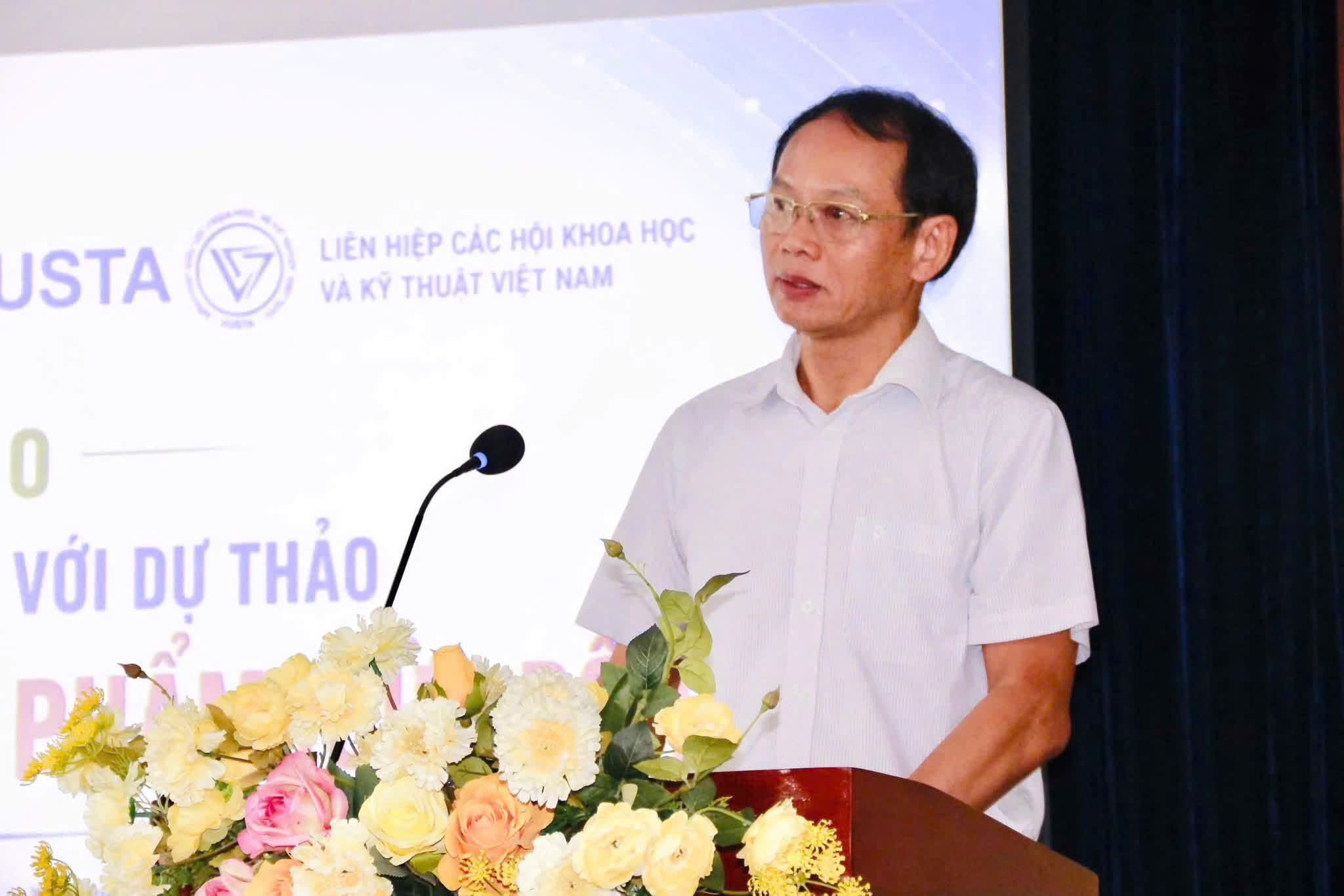 TS. L&ecirc; Văn Giang Chủ tịch VINAFOSA ph&aacute;t biểu khai mạc hội thảo.