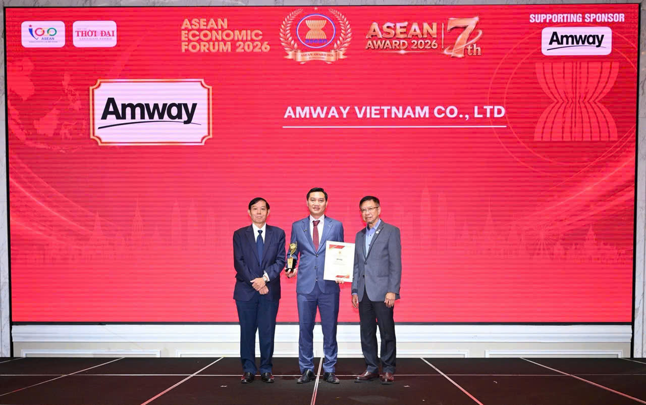 &Ocirc;ng Nguyễn Phương Sơn - Gi&aacute;m đốc Đối ngoại Amway Việt Nam - nhận giải thưởng từ ban tổ chức (Ảnh: Amway Việt Nam).