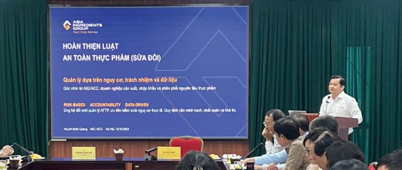 &Ocirc;ng Huỳnh Minh Quang, đại diện Tập đo&agrave;n Nguy&ecirc;n liệu &Aacute; Ch&acirc;u (AIG), tr&igrave;nh b&agrave;y &yacute; kiến về ph&acirc;n biệt an to&agrave;n thực phẩm, chất lượng sản phẩm v&agrave; th&ocirc;ng tin c&ocirc;ng bố, ghi nh&atilde;n.