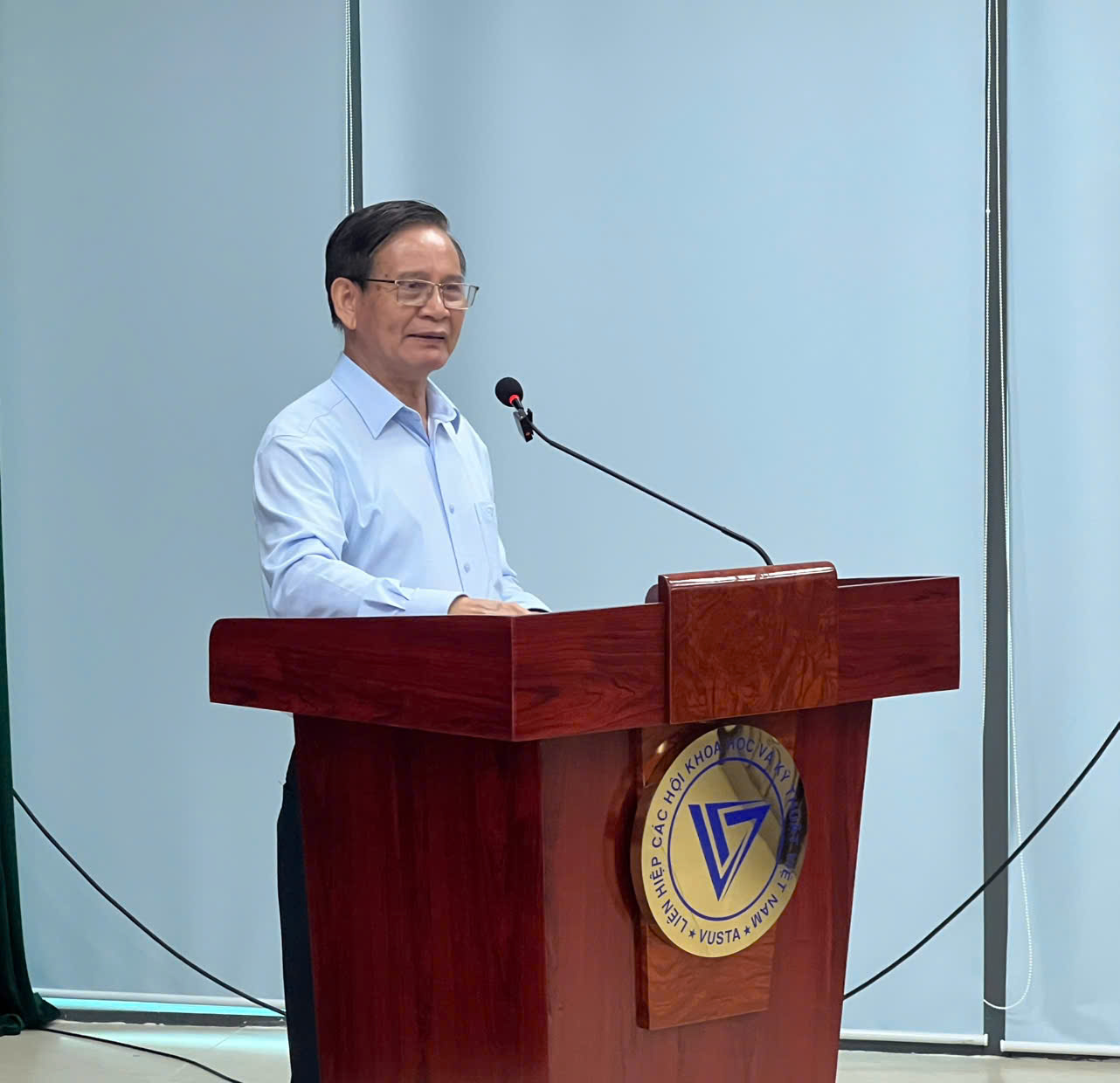 BS, ThS.Nguyễn Văn Nhi&ecirc;n, Ph&oacute; Chủ tịch VINAFOSA, tr&igrave;nh b&agrave;y tham luận về ho&agrave;n thiện c&aacute;c quy định ph&aacute;p luật an to&agrave;n thực phẩm.