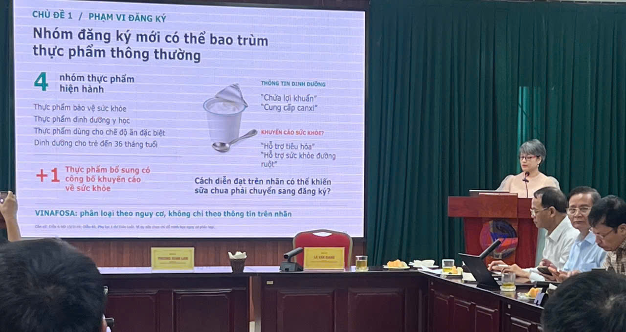 B&agrave; Trần Ngọc &Aacute;nh - Gi&aacute;m đốc đối ngoại C&ocirc;ng ty Danone Việt Nam tr&igrave;nh b&agrave;y tại hội nghị.