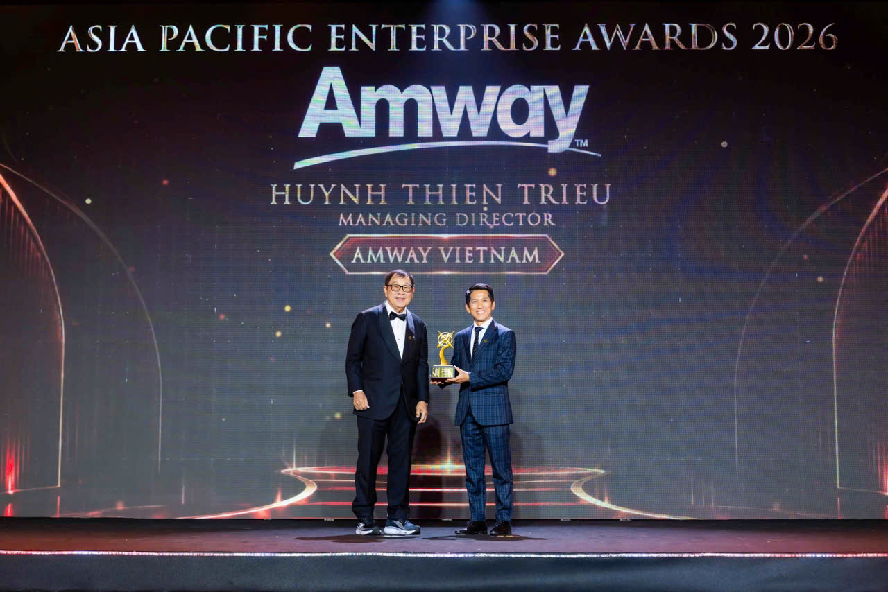 &Ocirc;ng Huỳnh Thi&ecirc;n Triều - Tổng Gi&aacute;m đốc Amway Việt Nam nhận giải thưởng từ Ban tổ chức.