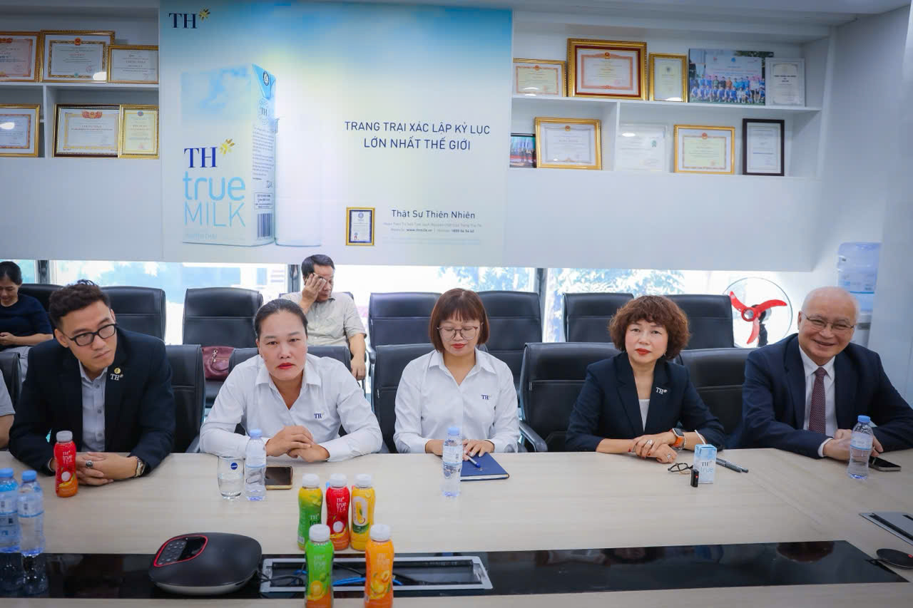 Về ph&iacute;a Tập đo&agrave;n TH tham dự buổi lễ.